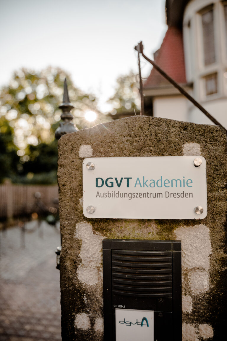 Schild: DGVT Akademie - Ausbildungszentrum Dresden