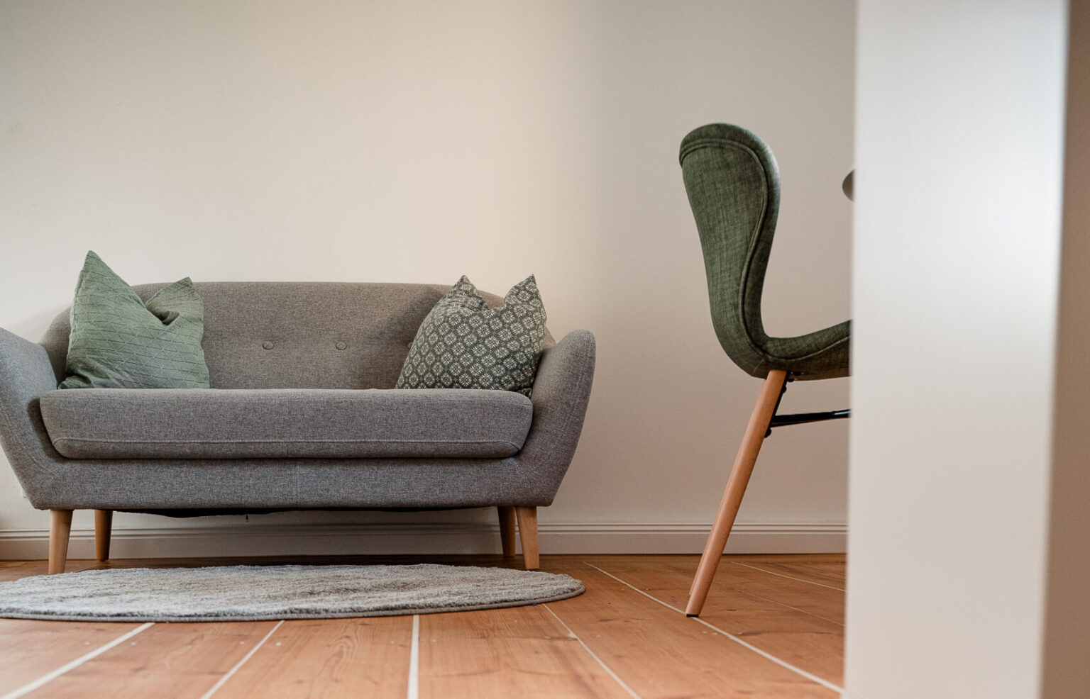 Besprechungsraum mit Sofa und einem Stuhl